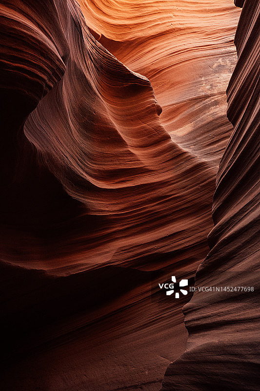 羚羊峡谷逆光下的砂岩图片素材