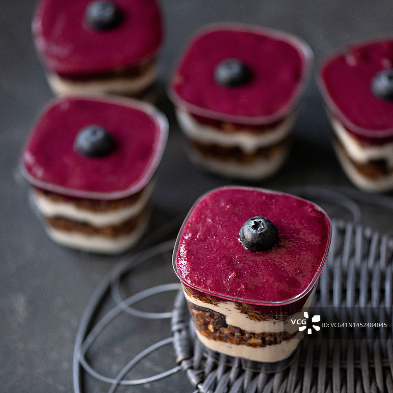 派对分层慕斯甜点，浆果果冻特写图片素材