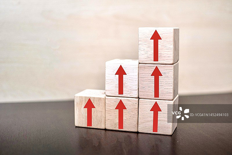 木块上的红色上升箭头：商业增长概念图片素材