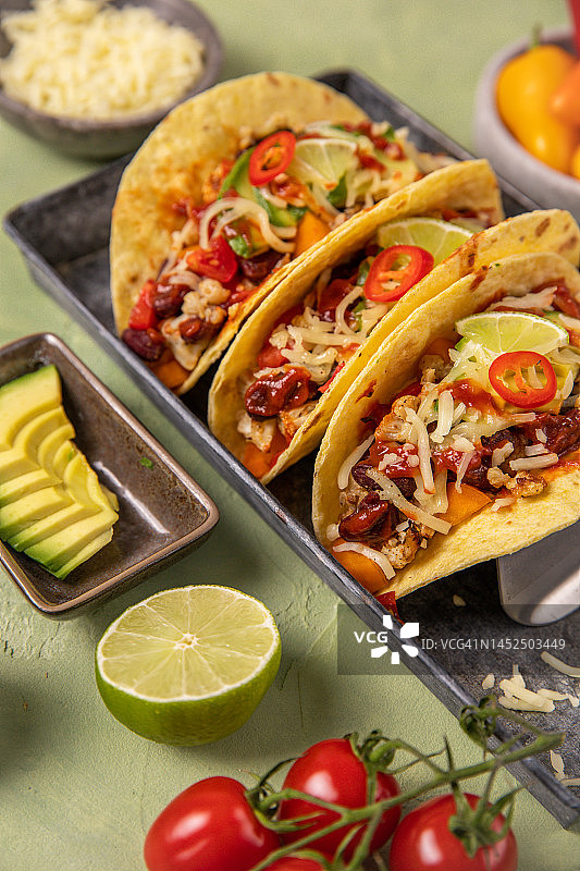 纯素墨西哥玉米卷，含豆类、鳄梨、烤花椰菜和蔬菜图片素材