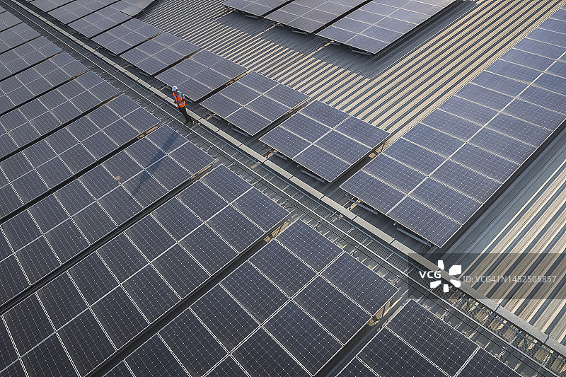 工程师检查并安装太阳能电池板图片素材