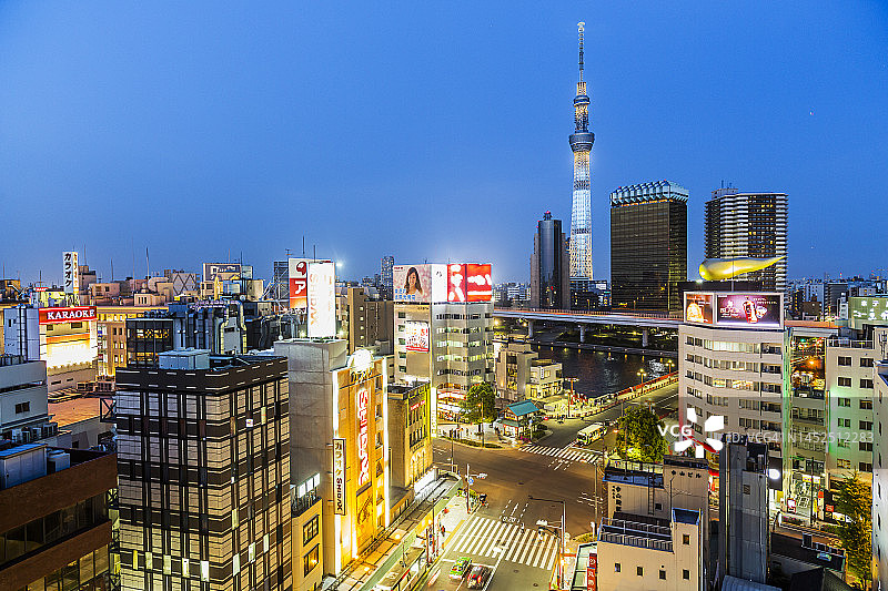 浅草小镇的天际线、东京晴空塔和朝日火焰大厦图片素材