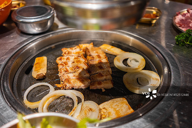 韩国烤肉和小菜图片素材
