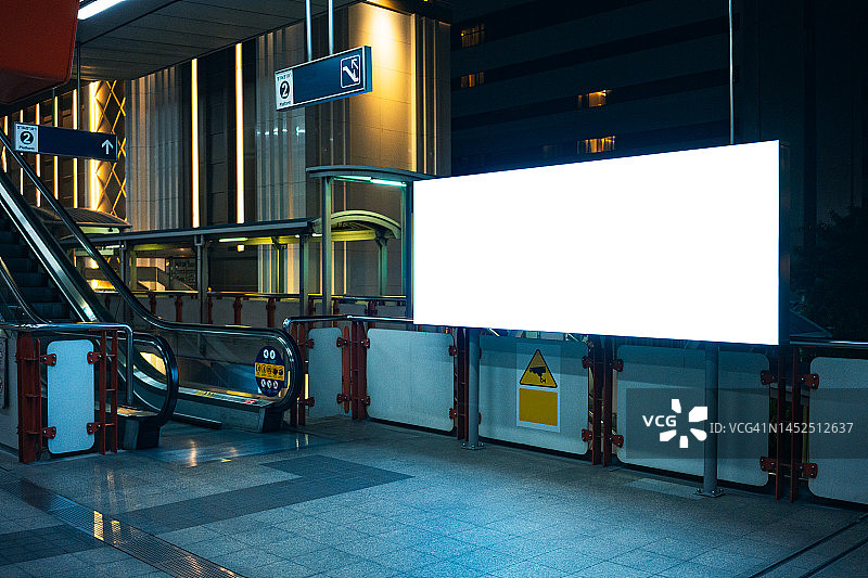 建筑物上的空白广告牌，适用于购物中心/火车站广告图片素材