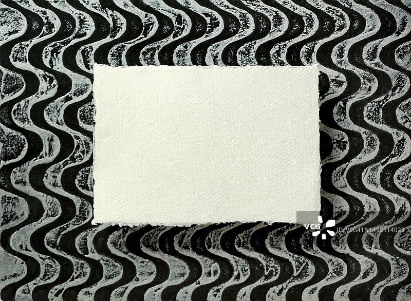 抽象银黑色背景上的空白纸张图片素材