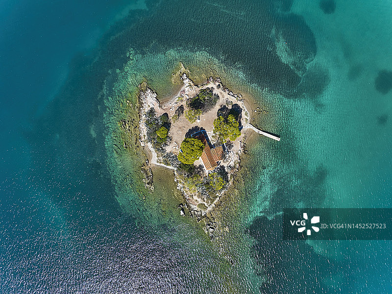 希腊波罗斯附近的爱心岛图片素材