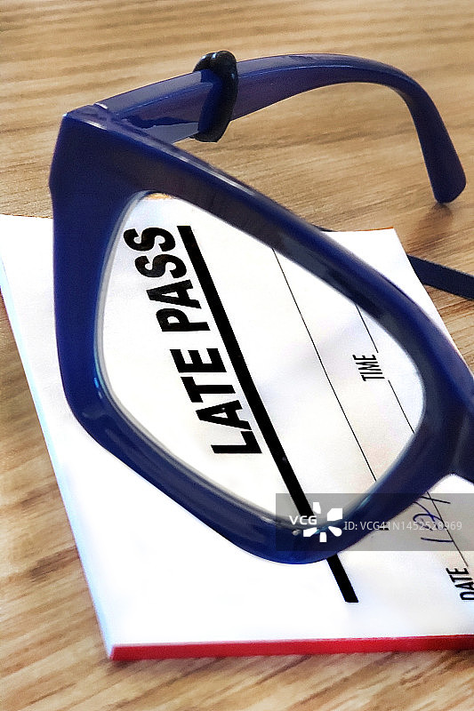 放在木桌上的考勤卡图片素材