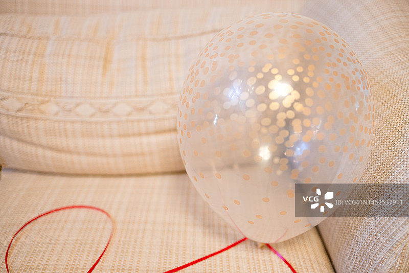 沙发上的闪光气球图片素材