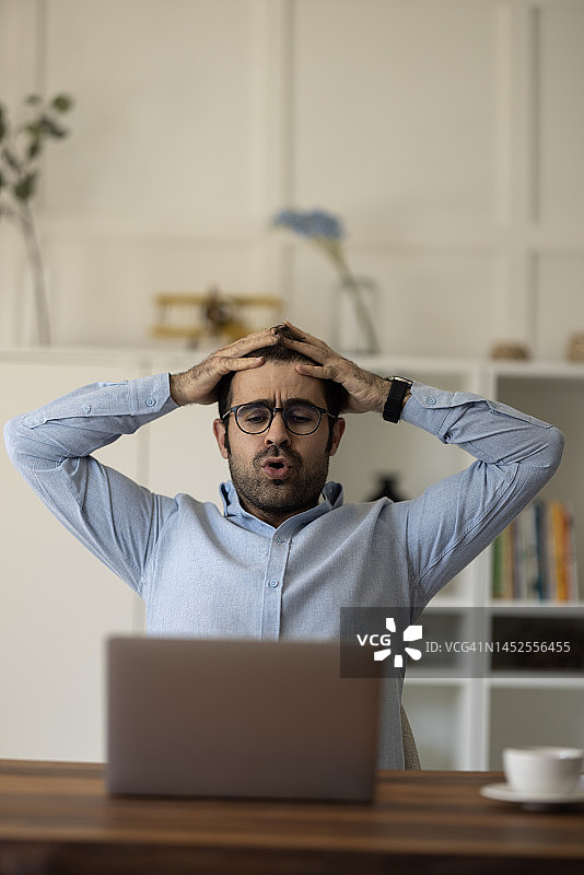 年轻商人现代办公室工作压力大图片素材