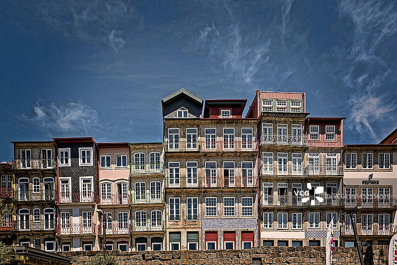 波尔图河畔的典型房屋图片素材