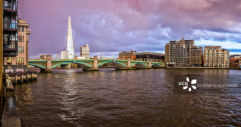 泰晤士河、南华克桥和碎片大厦图片素材