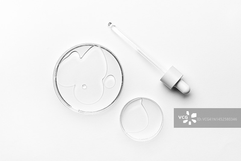 白色实验台上玻璃移液器和玻璃培养皿，用于医学研究的无菌化学玻璃器皿，扁平风格设计，留有文案空间图片素材
