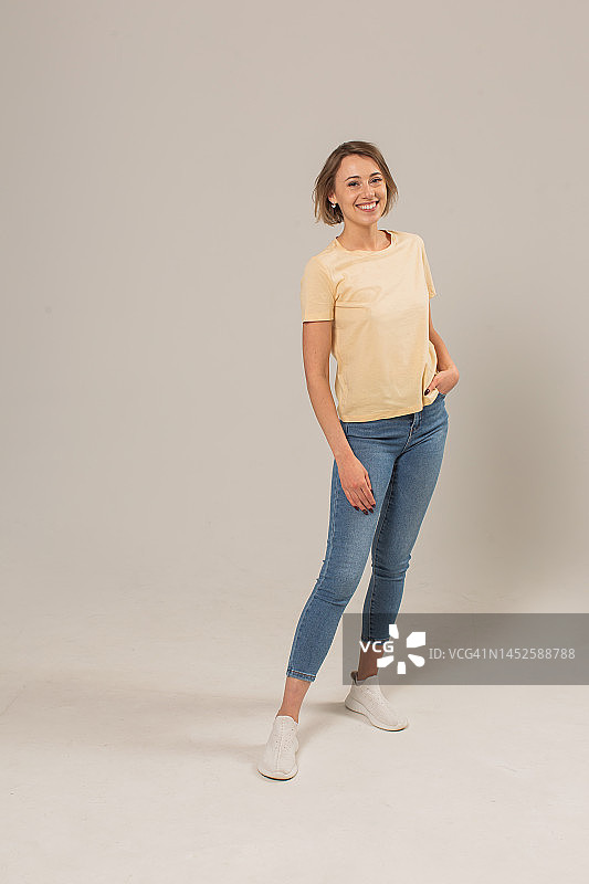 金发女人在影棚内白色背景前图片素材