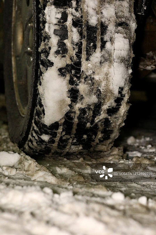 安装在运动型多用途车上的冬季汽车轮胎特写图片素材