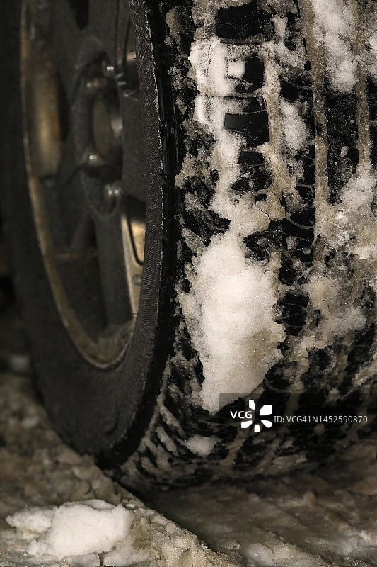 雪地道路上的SUV轮胎图片素材