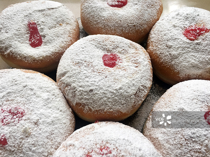 光明节犹太节日期间烘烤的Sufganiyot果冻甜甜圈图片素材