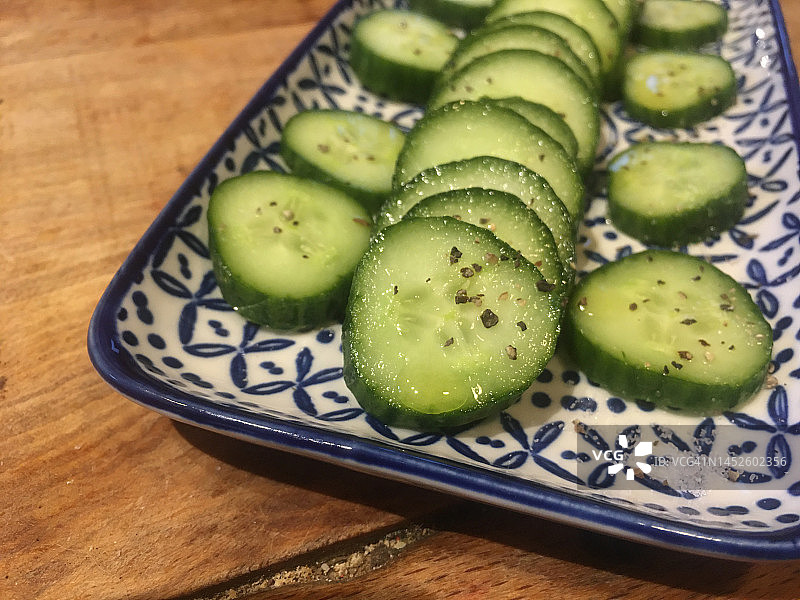 传统地中海餐盘中的黄瓜片图片素材