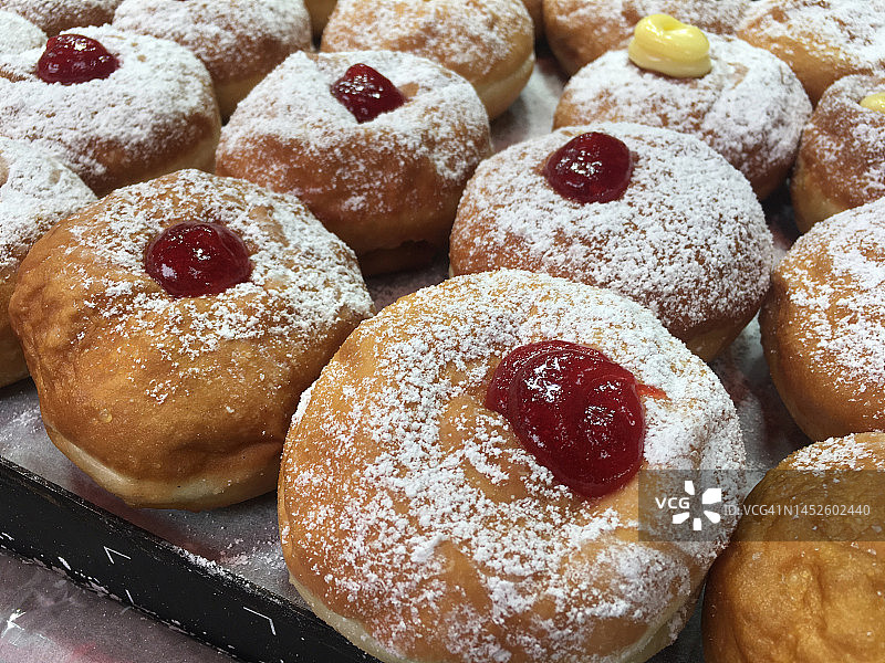 光明节犹太节日期间烘烤的Sufganiyot果冻甜甜圈图片素材