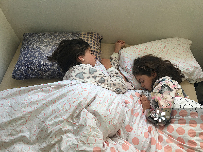 姐妹同床而眠图片素材