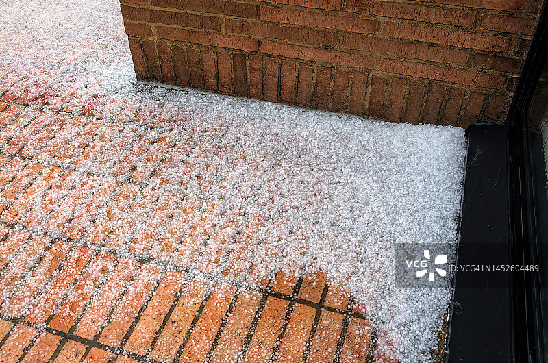 砖砌住宅楼阳台露台上冰雹图片素材
