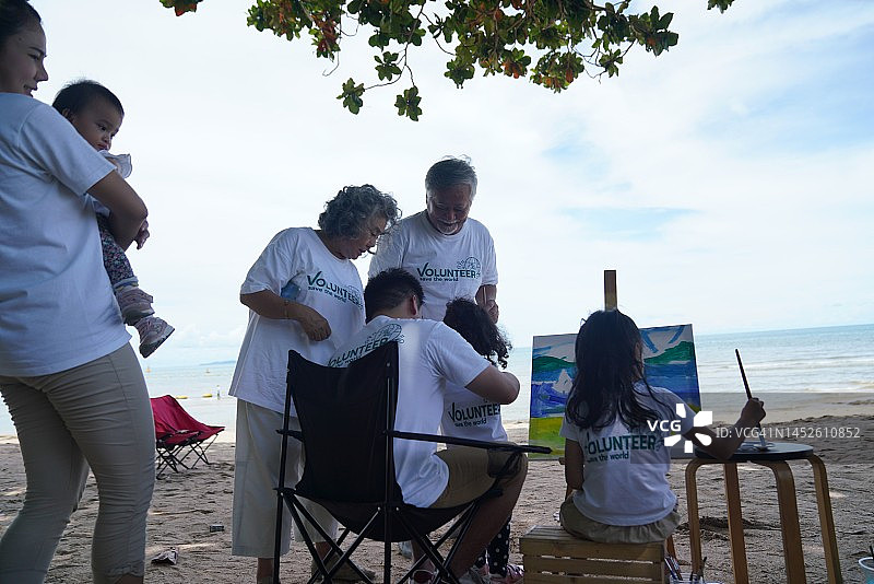 家庭和孩子们进行绘画和着色活动图片素材