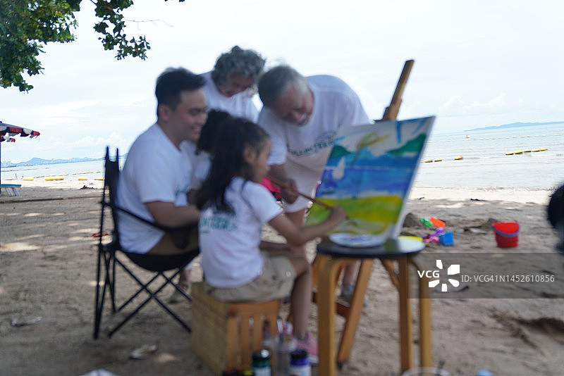 家庭和孩子们进行绘画和着色活动图片素材