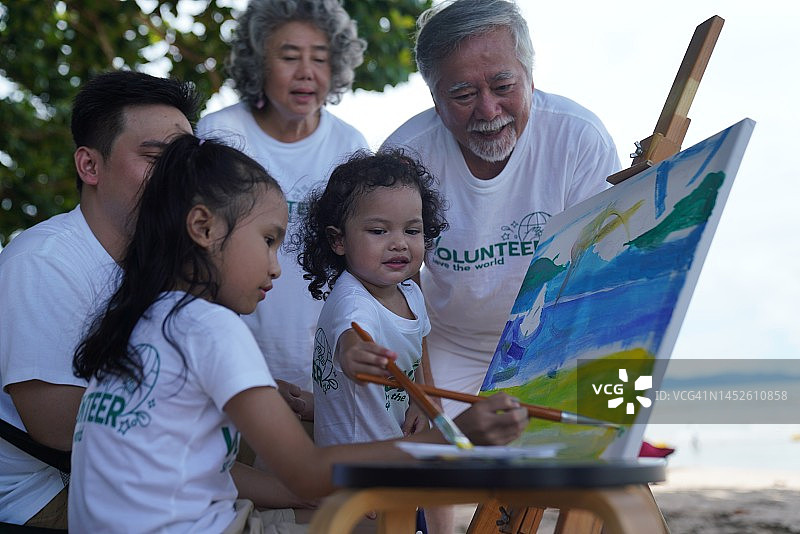 家庭和孩子们进行绘画和着色活动图片素材