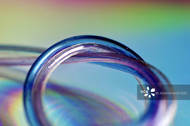 全息箔背景上的盘绕塑料管图片素材