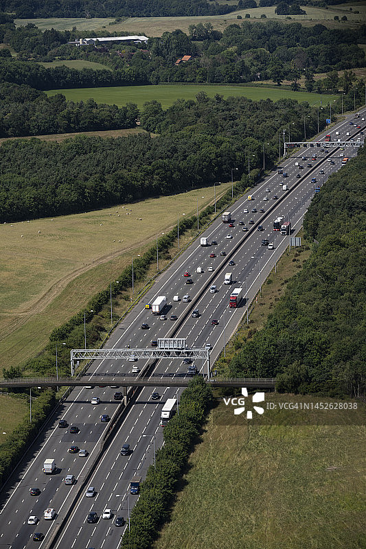 英国伦敦西部M1高速公路的鸟瞰图图片素材