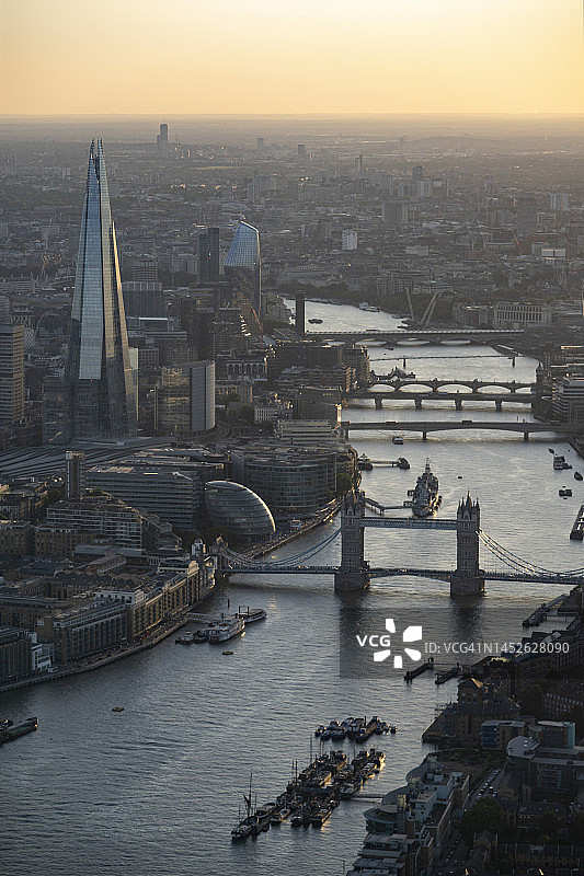 伦敦泰晤士河日落天际线航拍图片素材
