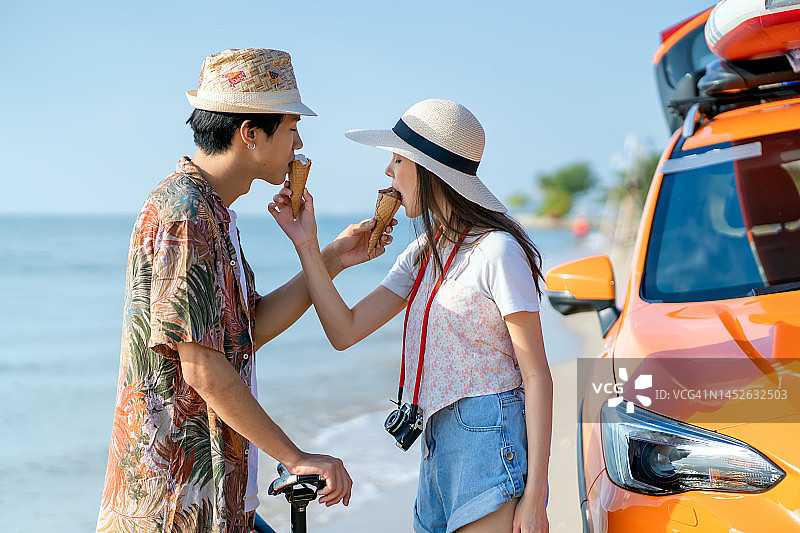 海滩情侣享用冰淇淋图片素材