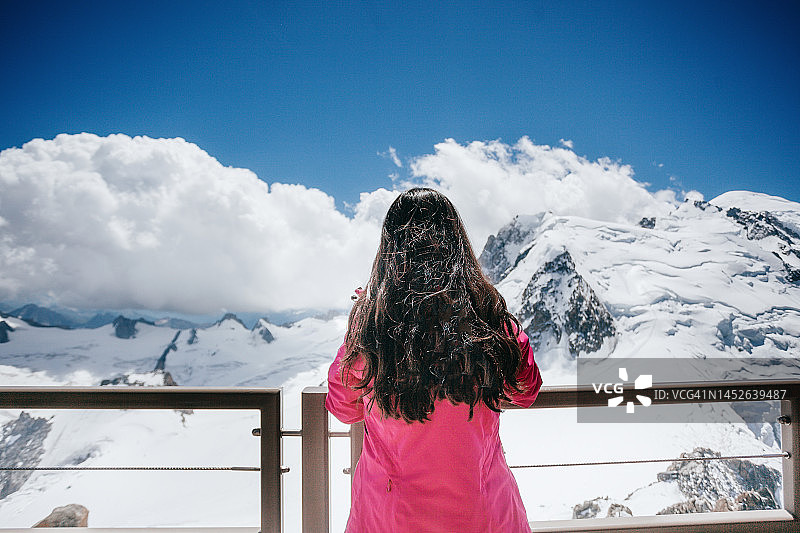 女游客欣赏法国阿尔卑斯山美景的背影图片素材