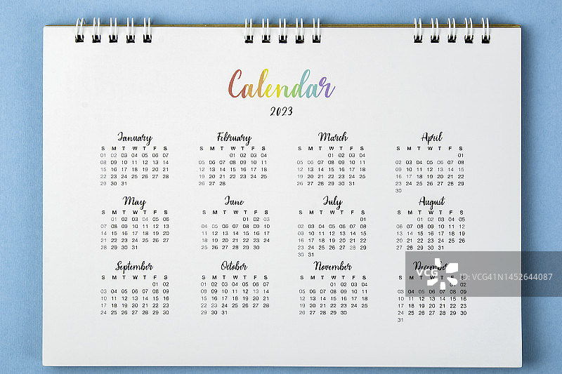 2023年桌面日历：蓝色背景上的计划与截止日期图片素材