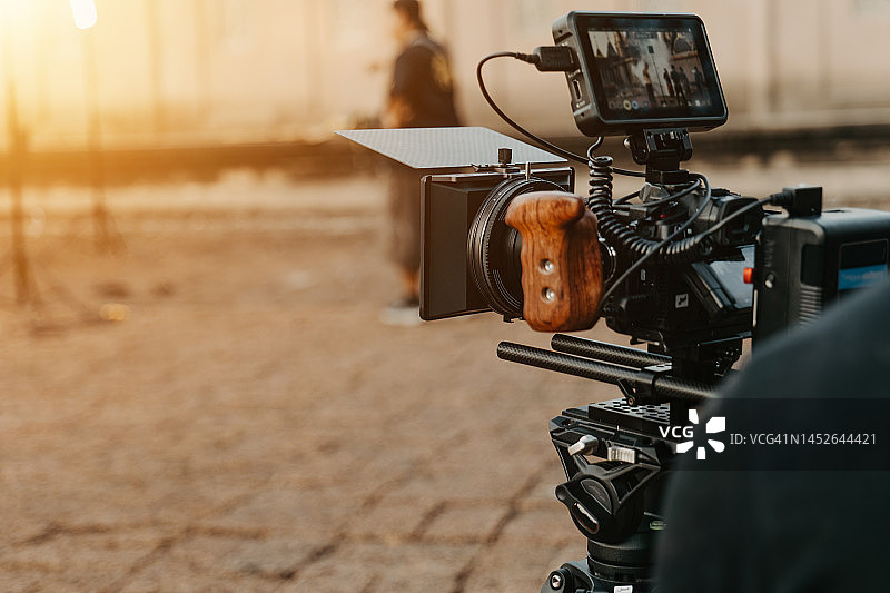 电影摄影机置于三脚架上图片素材