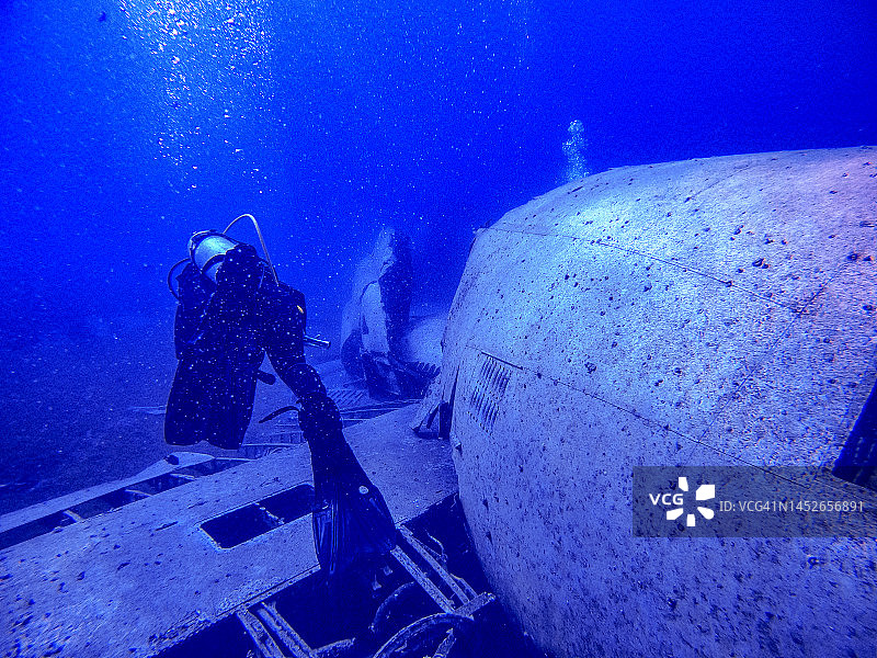 在亚喀巴 C130 飞机残骸中潜水图片素材