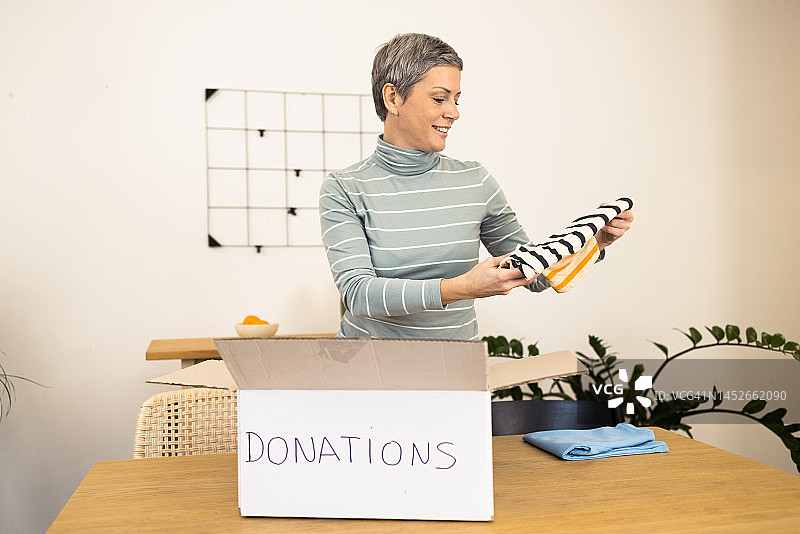 打包旧衣服捐赠做慈善的女子肖像图片素材