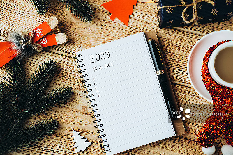 2023年待办事项清单、杉树枝、礼品盒、咖啡杯、圣诞老人围巾图片素材