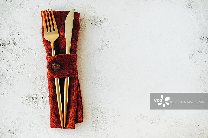 装在布艺纽扣信封里的黄铜刀叉图片素材