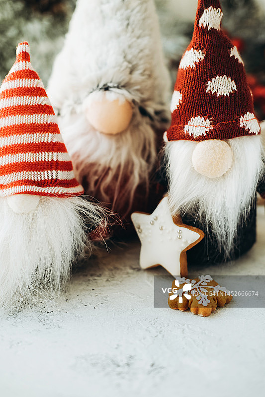 三个拿着姜饼的圣诞侏儒图片素材