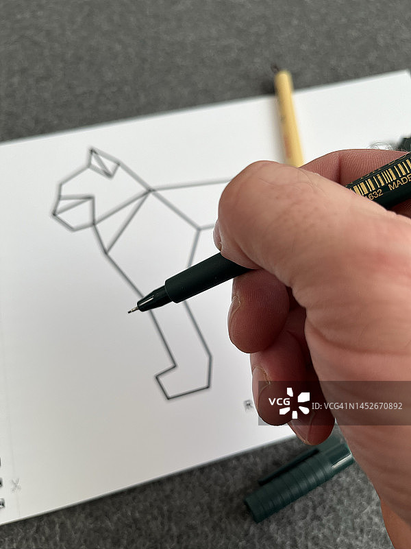 铅笔画，手握钢笔图片素材