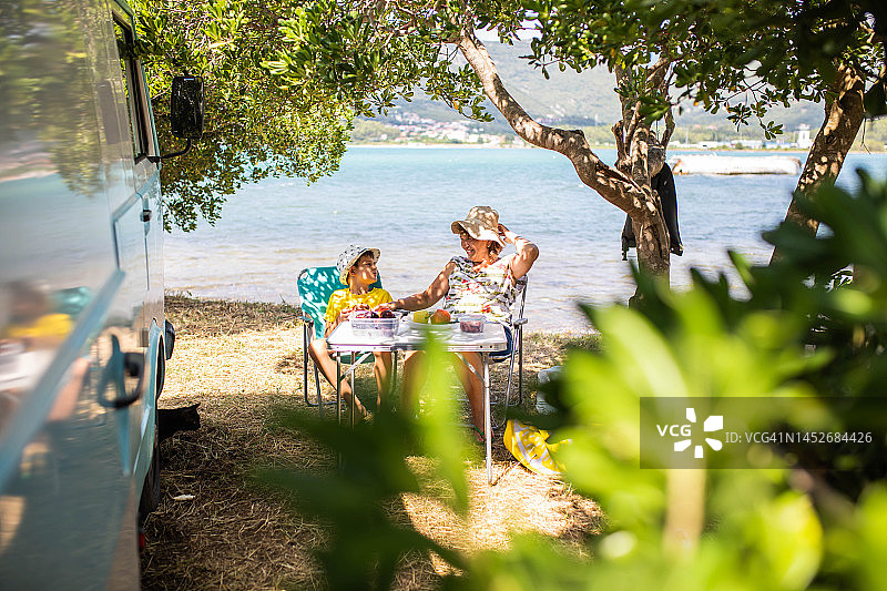 家庭露营之旅图片素材