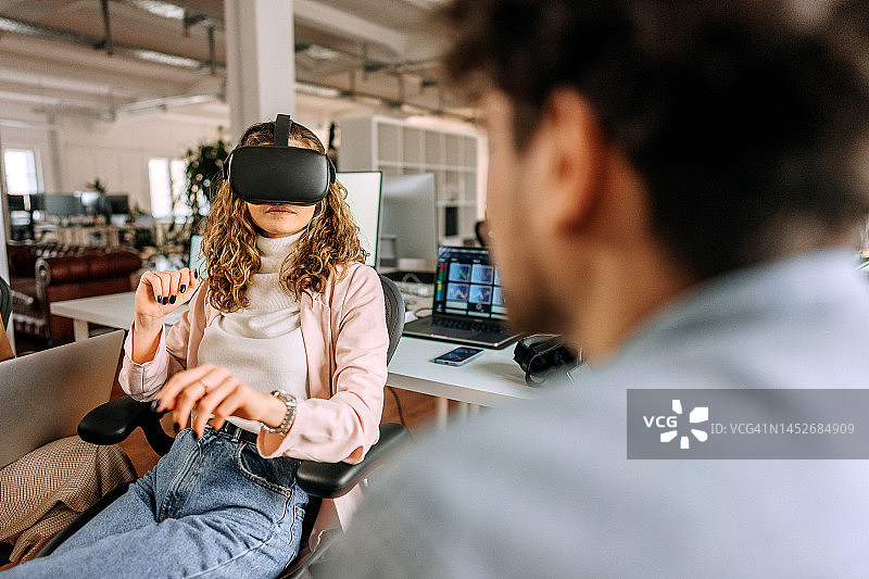 VR游戏开发者工作场景图片素材
