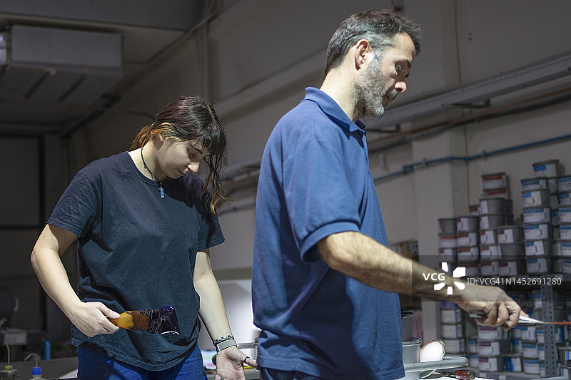 胶印厂的协作团队图片素材