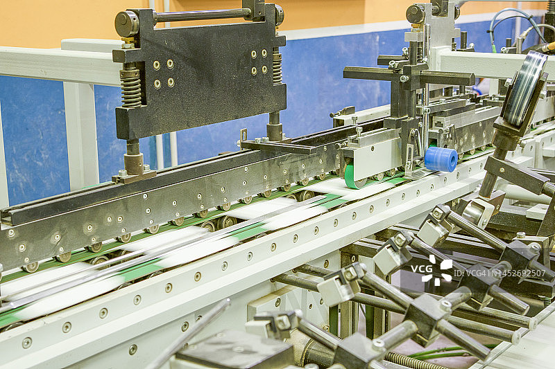 包装工业的先进技术：盒子涂胶机特写图片素材