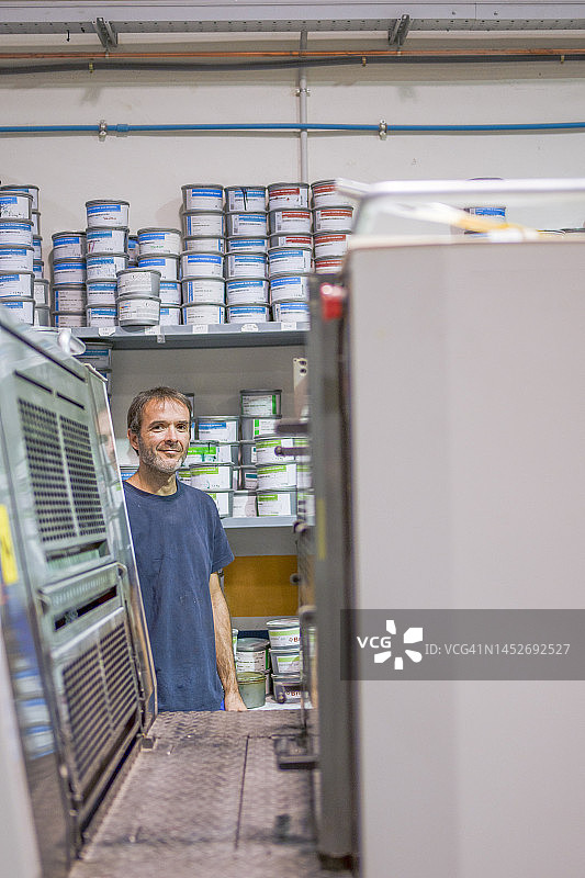 准备生产的胶版印刷机操作员图片素材