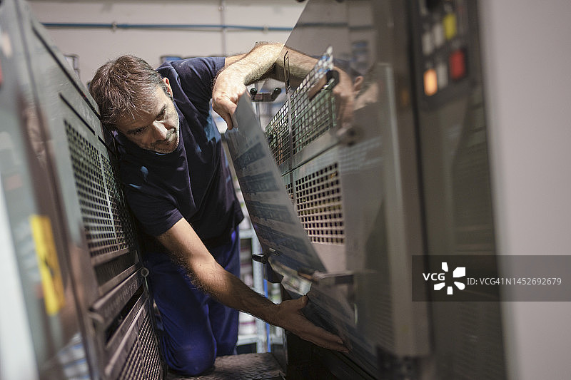 胶印技术员更换机器上的印版图片素材