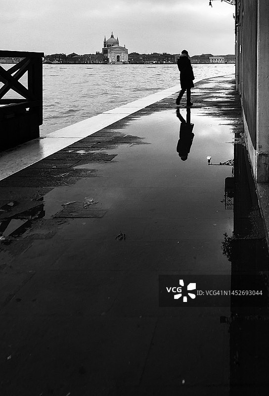 孤独的威尼斯漫步者图片素材