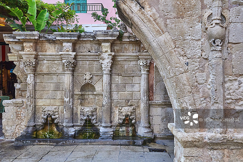 希腊克里特岛雷西姆农的里蒙迪威尼斯喷泉图片素材