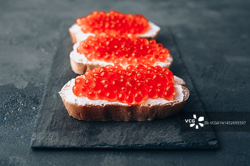 红鱼子面包。鱼子酱黄油三明治图片素材