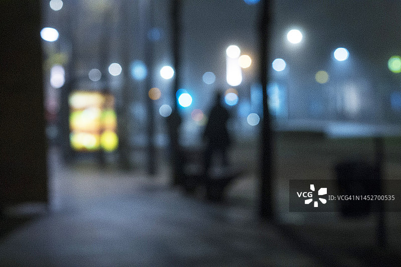 夜晚模糊的街灯图片素材
